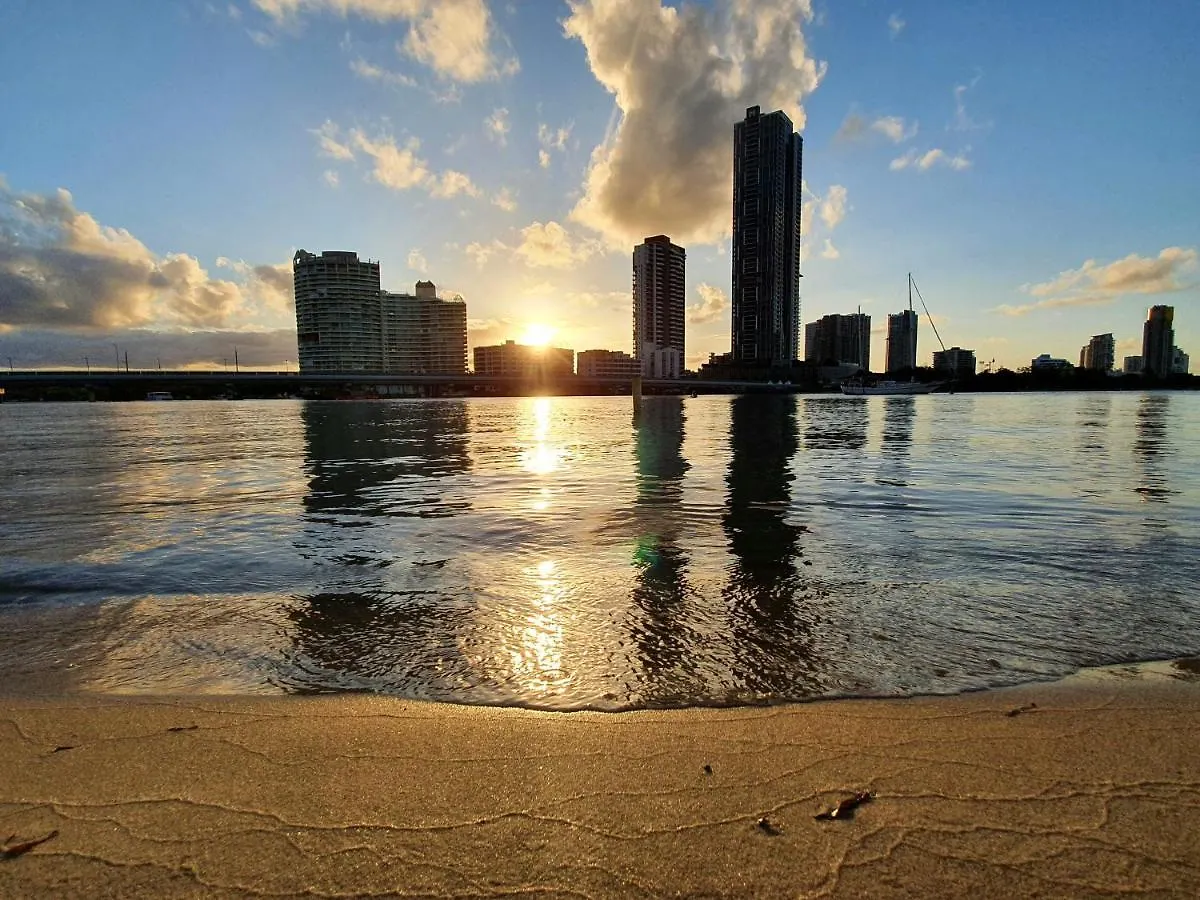 Main Beach Waterfront Apartment Guldkusten